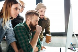 Collaborateurs concentrés travaillant ensemble lors d'une formation sur la gestion du stress au travail